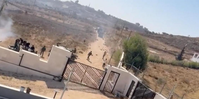 Familjet palestineze të rrethuara nga kolonët izraelitë në Bregun Perëndimor, ndërpriten uji dhe energjia