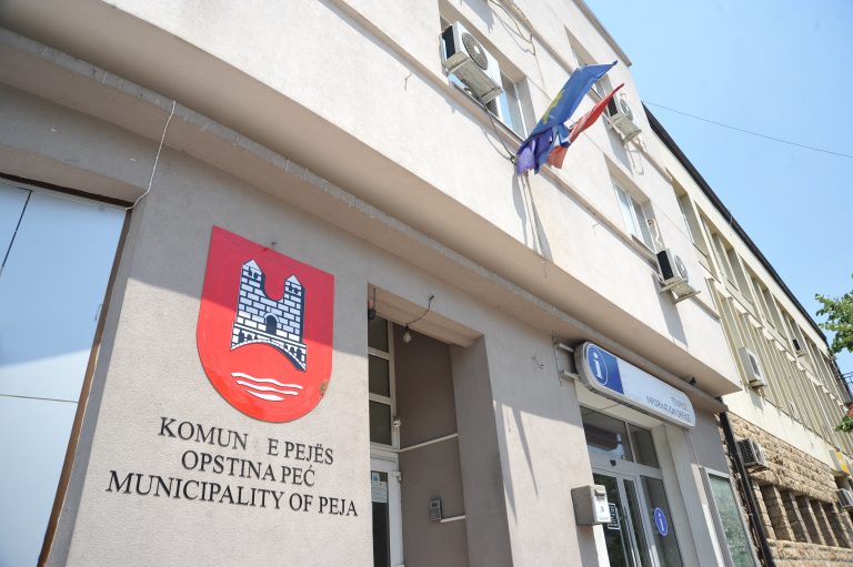 Peja përmbyll pagesat e kontratave kolektive, por sfidat buxhetore vazhdojnë