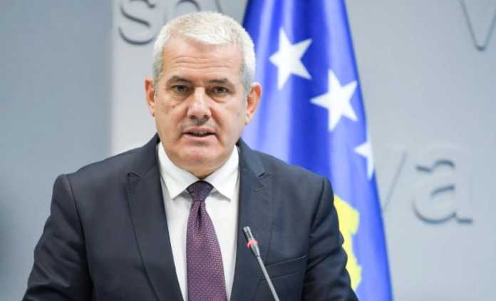 Sveçla përmend Vuçiqin, Daçiqin dhe Vulinin si mbështetës të vazhdueshëm të politikave të Millosheviqit në Serbi.