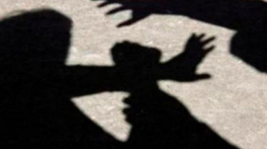 Babai kërcënon familjen me sëpatë dhe dëmton derën në Prishtinë