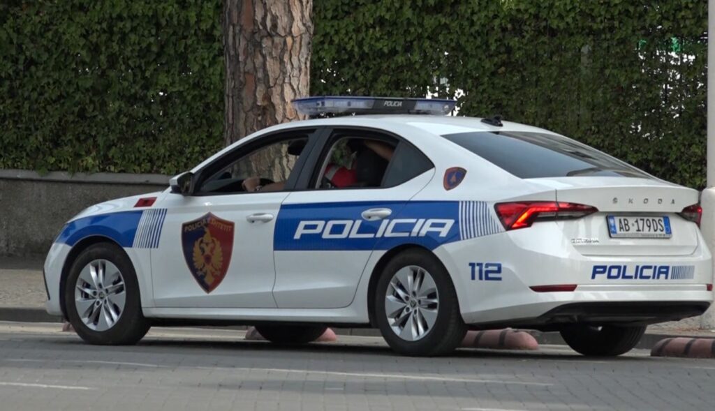 Bashkëshorti i Bleona Xhajës në Pogradec është ndaluar nga policia pas plagosjes së rëndë me thikë.