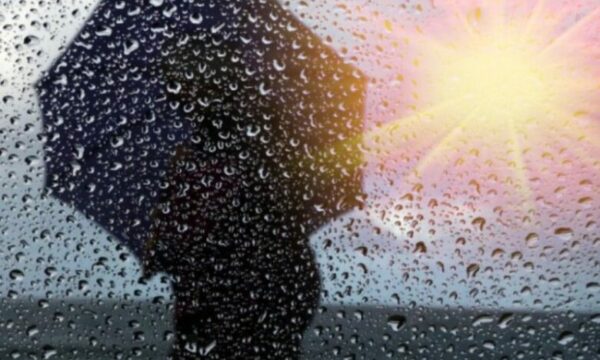 Moti i paqëndrueshëm dhe reshjet e forta në Skenderaj ndryshojnë papritur klimën lokale