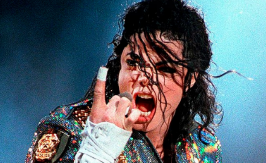 Michael Jackson u rendit në Billboard Hot 100 në gjashtë dekada të ndryshme me këngën "Chicago" që debutoi në vendin e 30-të.
