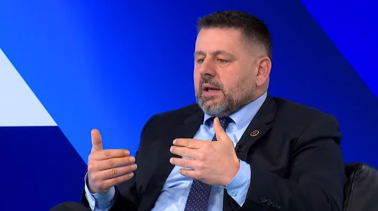 Bekë Berisha paralajmëron se nuk do të tolerojë nëse e quajnë “Bekë Serbia” dhe mbështet kritikat ndaj Albin Kurtit duke kërkuar sqarime për takimet me punëtorë të BIA-s.