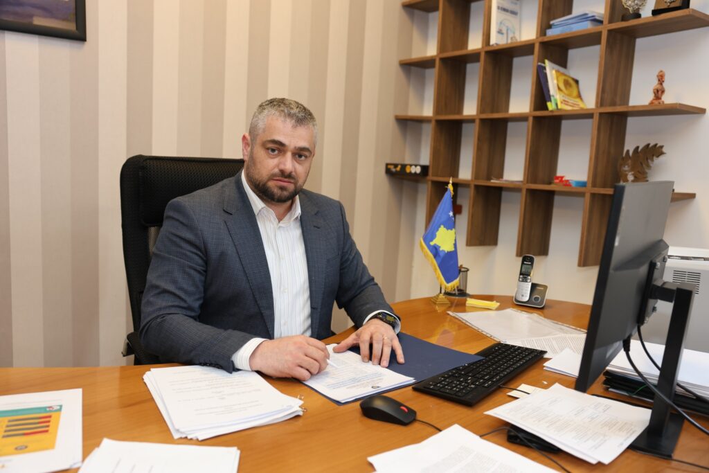 Ministri në detyrë Andin Hoti ka miratuar dy udhëzime administrative për përmirësimin e shërbimeve sociale dhe familjare në Kosovë.