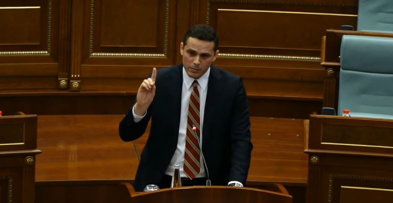 Përplasjet në Kuvend: Time Kadrijaj dhe Albin Kurti në qendër të debatit
