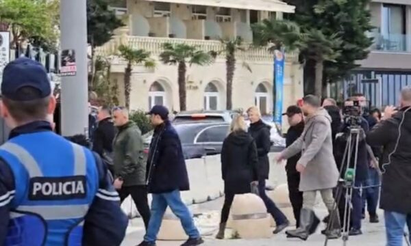 Ivanka Trump takohet me Edi Ramën në Dhërmi gjatë vizitës në Shqipëri