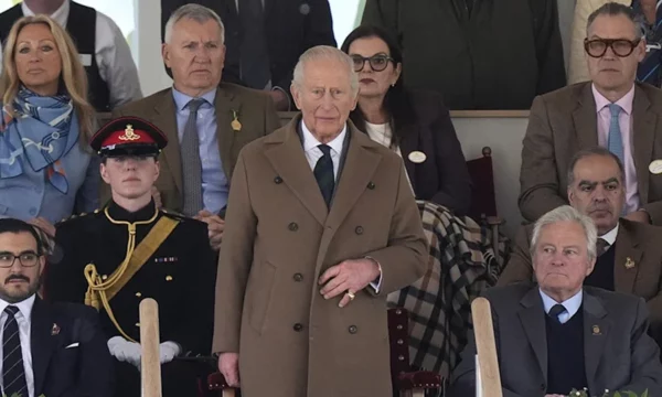Tronditje në Mbretërinë e Bashkuar: Ushtarja bie nga kali para Mbretit Charles III dhe humb jetën