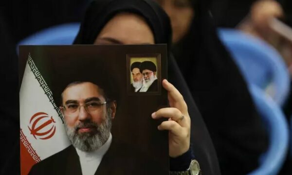 Udhëheqësi iranian Khamenei fshehet dhe komunikon përmes rrjetit sekret të korrierëve