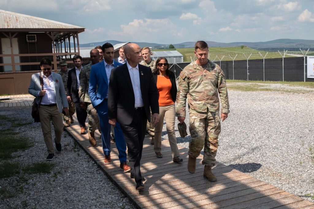 Kongresistët amerikanë vizitojnë Kosovën dhe takohen në Bondsteel