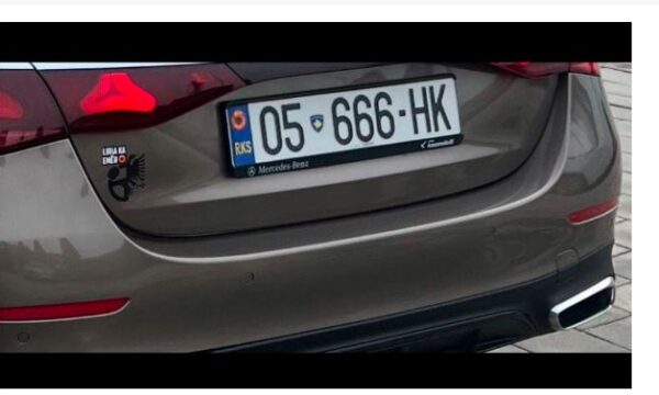 Dega e OVL-UÇK-së në Viti kërkon shkarkimin e policit që gjobiti me 60 euro djemtë e heronjve për vendosjen e simbolit të UÇK-së në tabela.