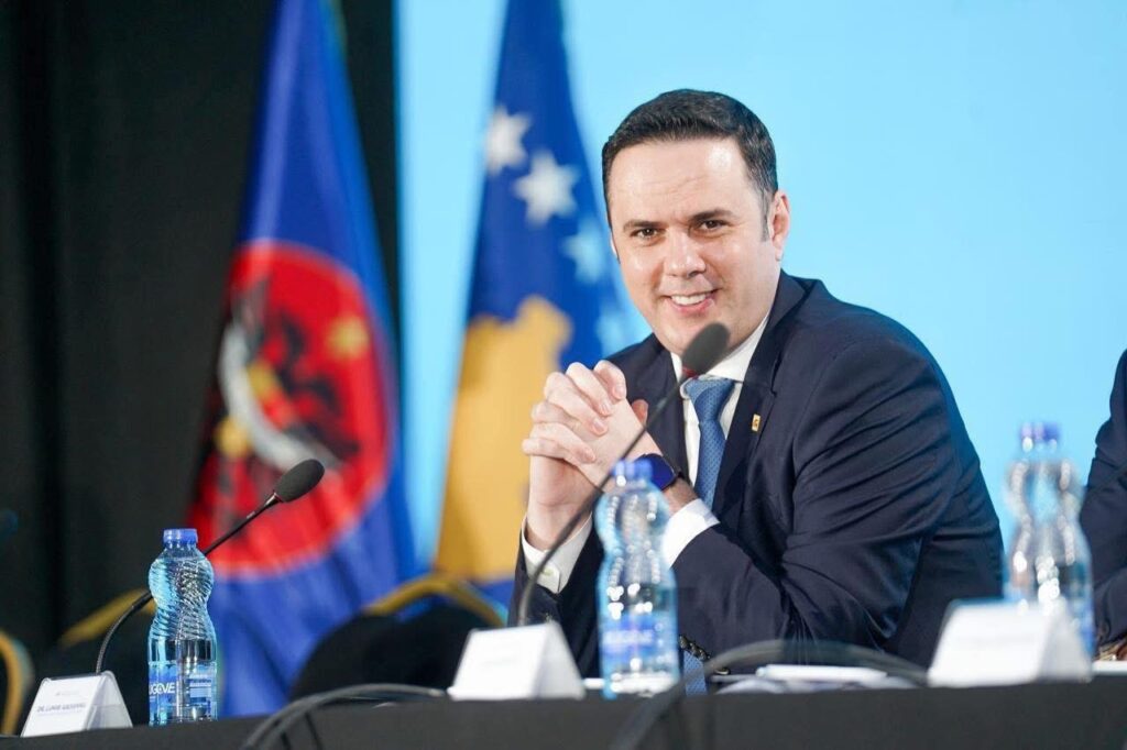 Premtime të mëdha nga Abdixhiku për rritje pagash, pensionesh dhe moratorium rryme