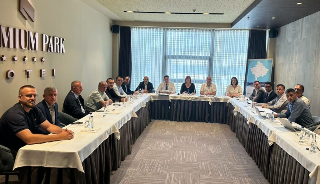Komunat në Kosovë ngrenë alarmin për ndërhyrje në kompetencat e tyre