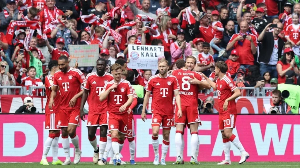 Bayern Munich i dha zyrtarisht lamtumirën tre futbollistëve Leon Goretzka, Raphael Guerreiro dhe Nicolas Jackson para 80 mijë tifozëve në Allianz Arena.
