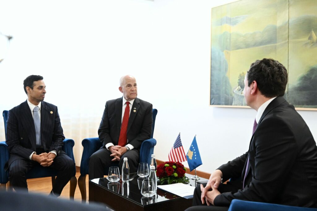 Kongresistët amerikanë vizituan Luginën e Preshevës dhe po takohen me krerët shtetërorë të Kosovës për të diskutuar për pakicat serbe.