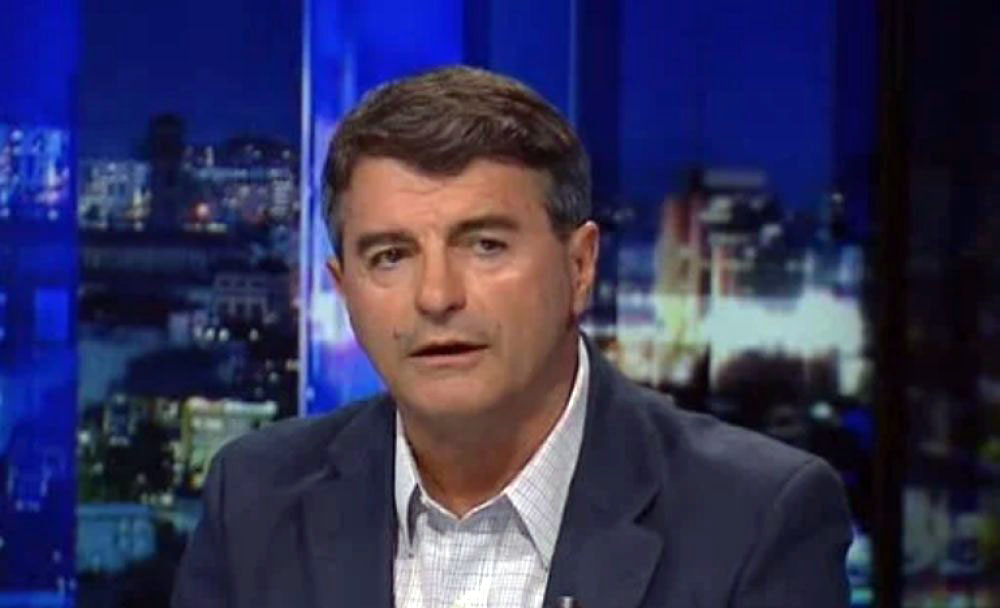 Florin Krasniqi ka zbuluar se Albin Kurti ka shkuar me armë në Parlament dhe ka pasur një bisedë të drejtpërdrejtë me të për këtë çështje.
