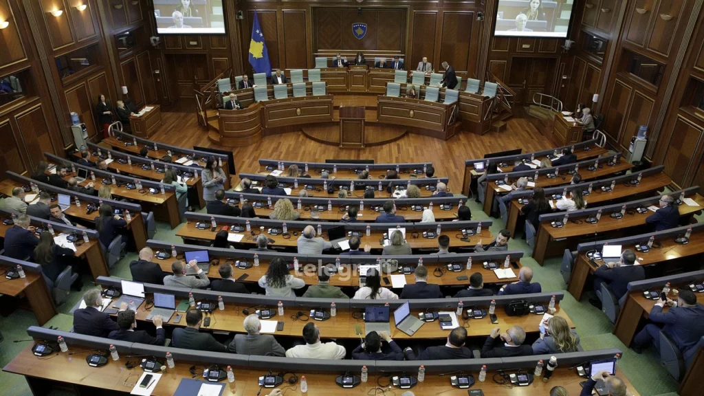 Gratë në politikë: Përparime, por dominimi i burrave vazhdon në Kuvendin e Kosovës
