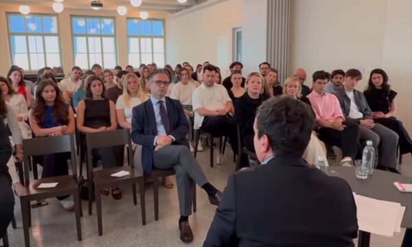 Kurti prezanton planin për pesë gjimnaze të specializuara dhe përfshirjen e mërgatës në arsim