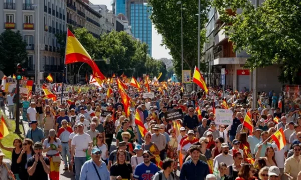 Mijëra protestues në Madrid kërkojnë largimin e kryeministrit Sanchez