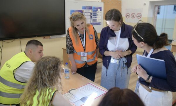 Vëzhgimi i BE-së: Procesi i votimit në Kosovë po ecën pa probleme