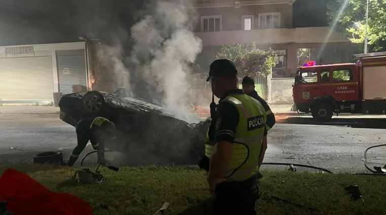 Tragjedia në Lushnjë: 43-vjeçari humb jetën pas aksidentit me makinë në rrethrrotullim