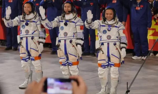 Astronautët kinezë rikthehen pas 7 muajsh në hapësirë me rekorde të reja