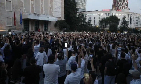 NY Times raporton se protestat në mbrojtje të Zvërnecit janë intensifikuar dhe pjesëmarrja është masive.