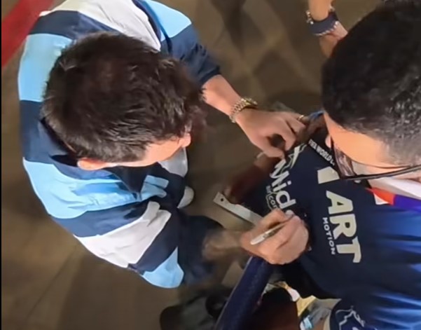 Messi shënon histori dhe nënshkruan fanellën me simbole të Kosovës