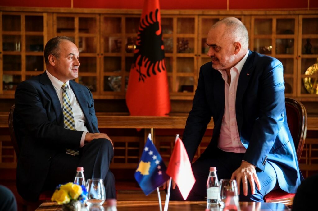 Enver Hoxhaj thirrje për stabilitet dhe ruajtje të arritjeve të Shqipërisë