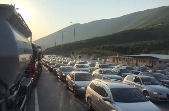 Mbi 12 mijë e 642 turistë kanë hyrë në Shqipëri në 12 orët e fundit përmes pikës kufitare të Morinës.