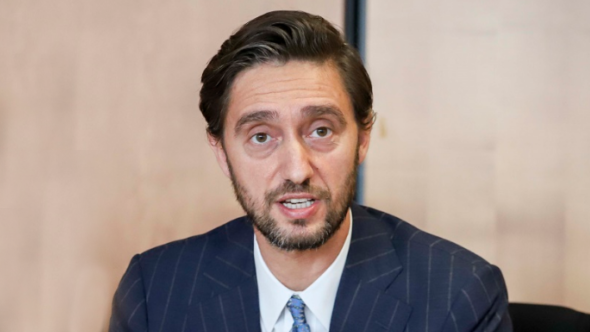 Si po ndikon qeverisja e Kurtit në moralin dhe sigurinë financiare të qytetarëve?