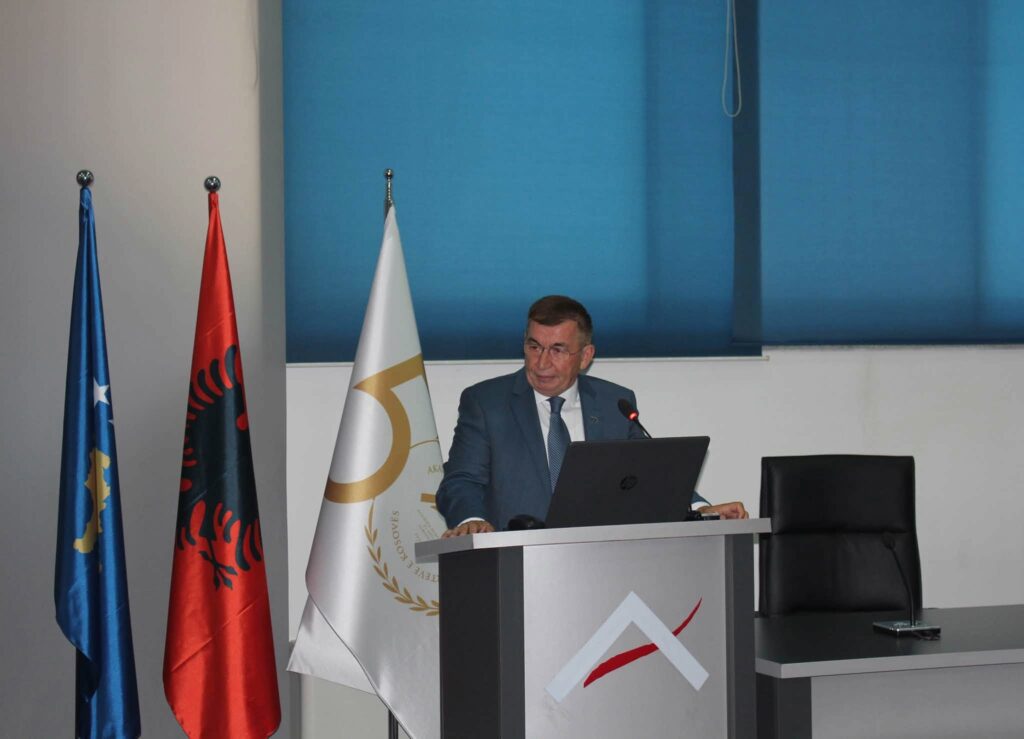 Akademikët diskutojnë sfidat gjeopolitike dhe të ardhmen e Kosovës