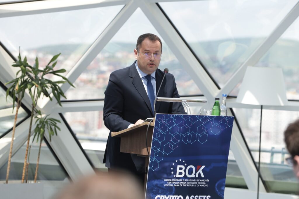 Kosova pret vizitën e parë të Tobias Adrian, Krye-Këshilltar Financiar i FMN-së, gjatë konferencës rajonale për kripto-asetet në Prishtinë.