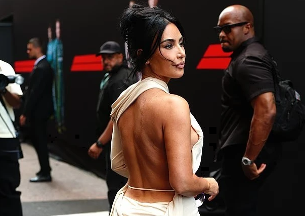 Kim Kardashian në qendër të vëmendjes në Monako, ngushëllon Lewis Hamilton pas garës