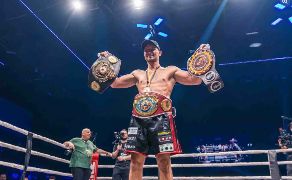 Ardian Krasniqi triumfon dhe mban titullin, një natë e paharrueshme për boksin shqiptar