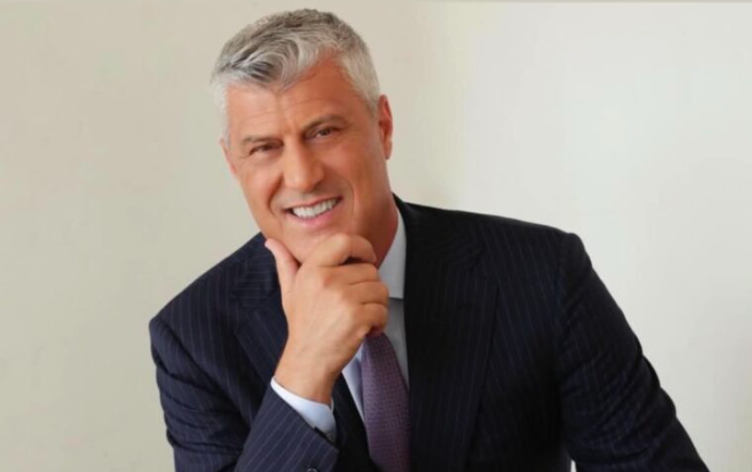 Hashim Thaçi i buzëqeshur në imazhin e fundit nga paraburgimi në Hagë