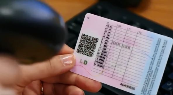 Instruktori Denis Tafilaj është arrestuar gjatë bastisjes së auto-shkollës “Vosa” në Deçan, ndërsa pronari i klinikës “Anima” në Pejë, Gani Rama, është nën hetim.