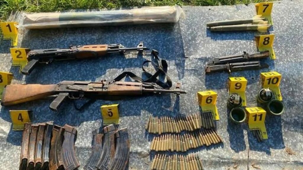 Policia zbulon arsenal të madh armësh dhe municioni në tri shtëpi të pabanuara në Zubin Potok