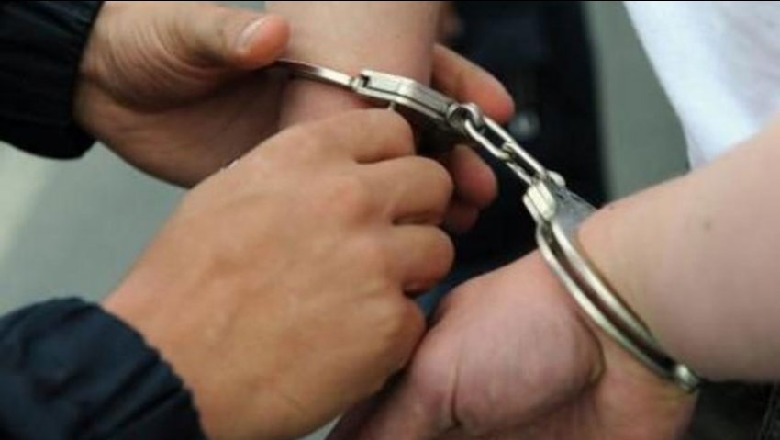 Në pranga kanë përfunduar zyrtarët Gylsen Jahiri dhe Fatma Shufta së bashku me një biznesmen në skemën e ryshfetit për lejeqëndrime në Kosovë.