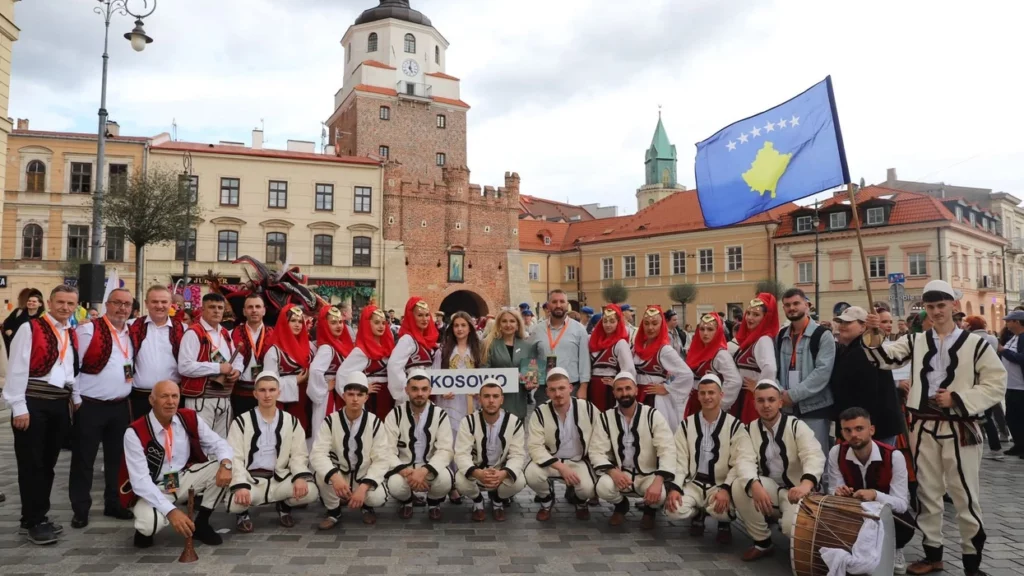 Ansambli “Kemajl Azizi” promovon folklorin e Kosovës në festivalin ndërkombëtar në Poloni
