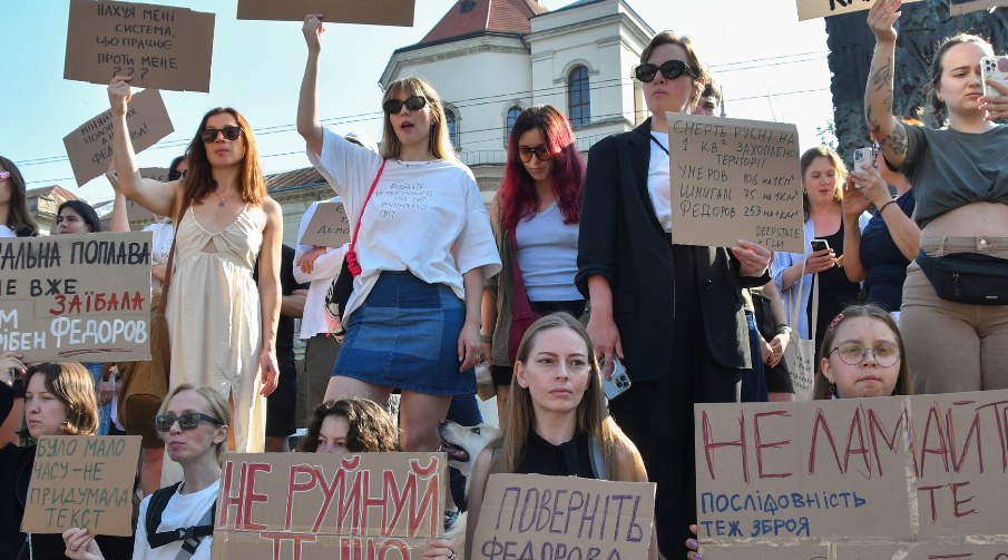 Konflikti i brendshëm në Ukrainë ndez protesta dhe sfida për udhëheqjen e luftës