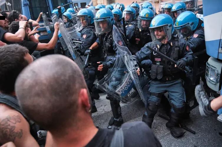 Vdekja në arrestim në Bolonjë ndez debate dhe protesta të dhunshme