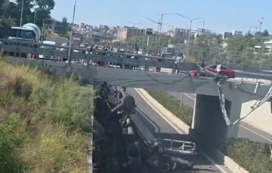 Aksidenti tragjik në Tiranë: Betonierja bie nga rrethrrotullimi, dy të vdekur dhe një i plagosur