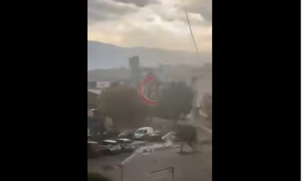 Erërat e fuqishme rrëzojnë kulmin në Suharekë, qytetarët në rrezik të madh