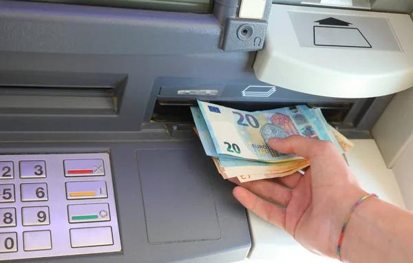 Sekuestrohen 573 euro të dyshuara si të falsifikuara në bankë në Graçanicë