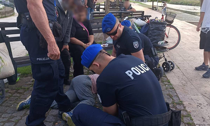 Pjesëtarët e EULEX-it shpëtuan jetën e një gruaje në Prishtinë duke ndërhyrë me ndihmën e parë gjatë një emergjence mjekësore.