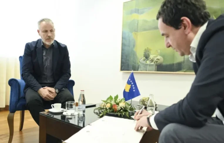 Afërsia e mistershme mes “Lule Gjelit” dhe zëvendësministrit të VV-së ndez polemika