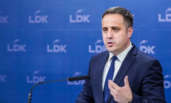Si u përhap modeli i “Lule Gjelit” në politikën kosovare sipas Selmanajt