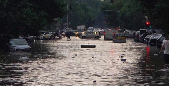 Shkupi nën pushtetin e stuhisë: rrugë të përmbytura dhe ndërhyrje emergjente