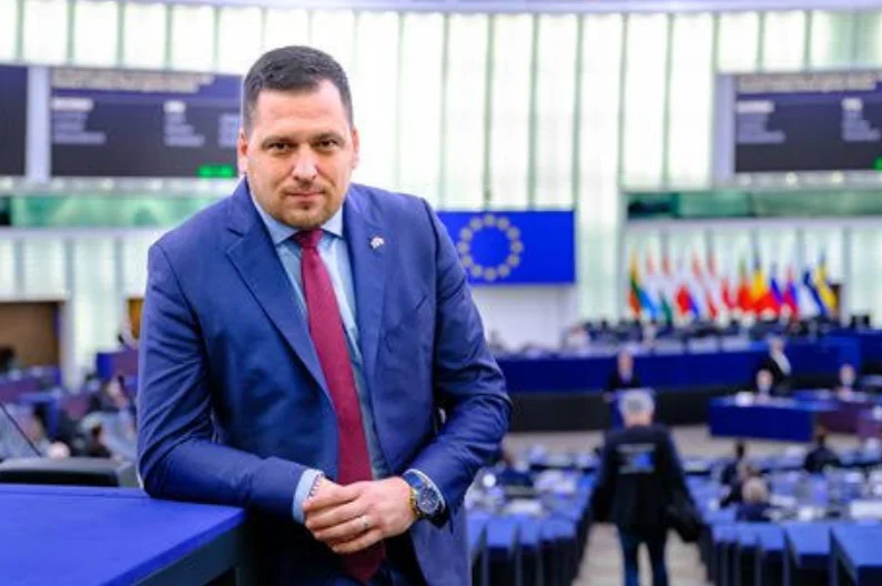 Eurodeputeti çek paralajmëron pezullimin e negociatave me Serbinë për shkak të deklaratave të ministres serbe